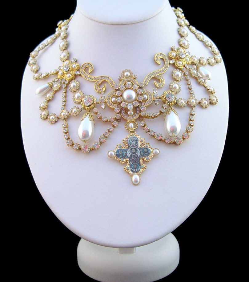 Dagmar Necklace (Attribution:  http://royalexhibitions.co.uk/queens-jewels/queens-necklaces/)