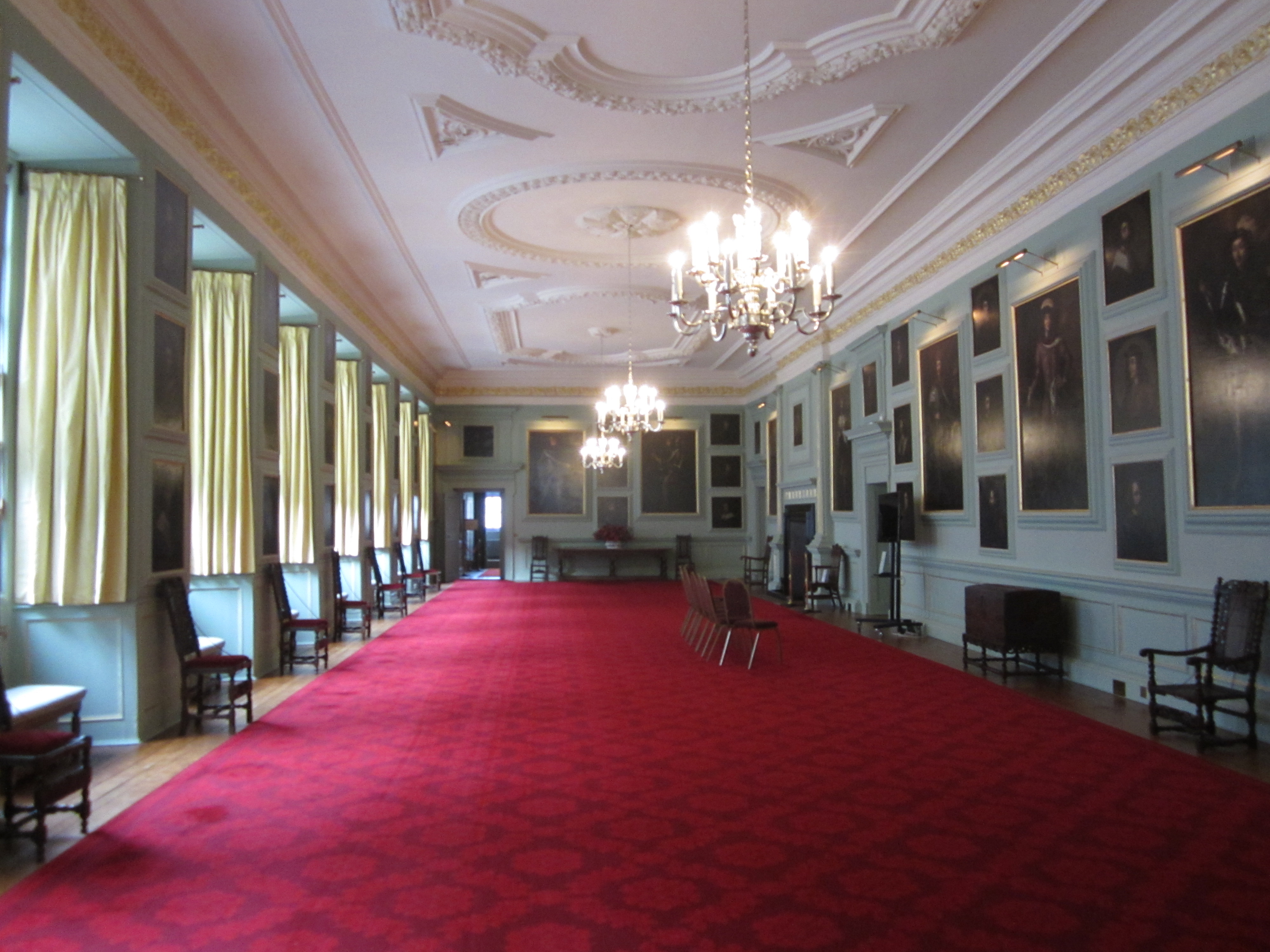 Greats gallery. Дворец Холирудхаус внутри. Холирудский дворец Шотландия внутри. Замок Балморал бальный зал. Холирудский дворец Эдинбург интерьеры.